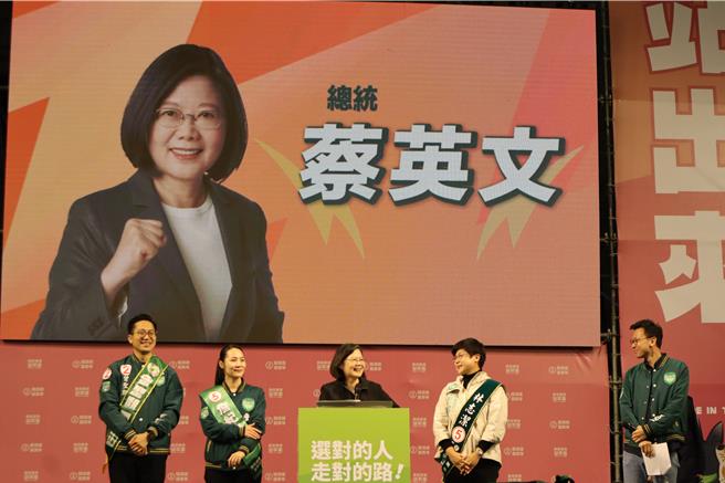 蔡英文总统（中）4日晚间到新竹县参加造势晚会，神色轻松妙语如珠，让台下粉丝尖叫喊想一起搭便车环岛。（邱立雅摄）