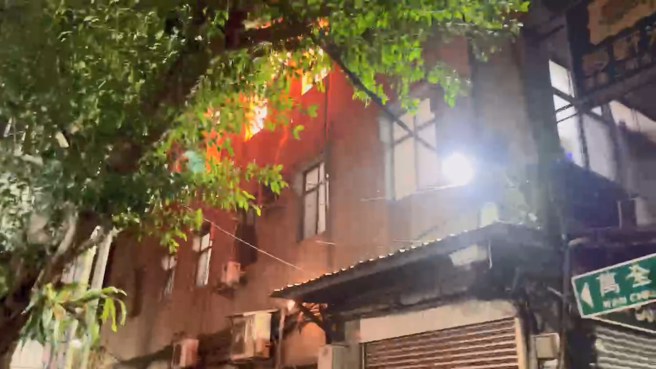 新北市三重区介寿路晚间发生公寓火警，起火户3楼已经全面燃烧。（翻摄画面）