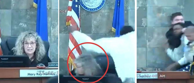 法官判決後，被告衝上法庭毆打法官，在多名法警合力下終於制伏。(圖/X)