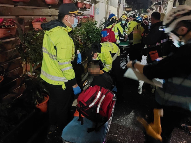 4楼受困的住户，救出后由救护车送医。（翻摄画面）