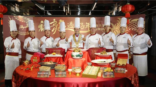福容大饭店挟其全台北中南东都有饭店的优势，主厨团队精心打造功夫年菜，今年外带年菜业绩可望上看千万。（福容大饭店提供）
