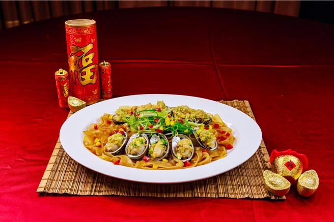 福容台北二馆「金御蒜蓉九孔鲍」，精选新鲜九孔鲍，淋上主厨特调蒜蓉酱，体现台式经典风味。（福容大饭店提供）