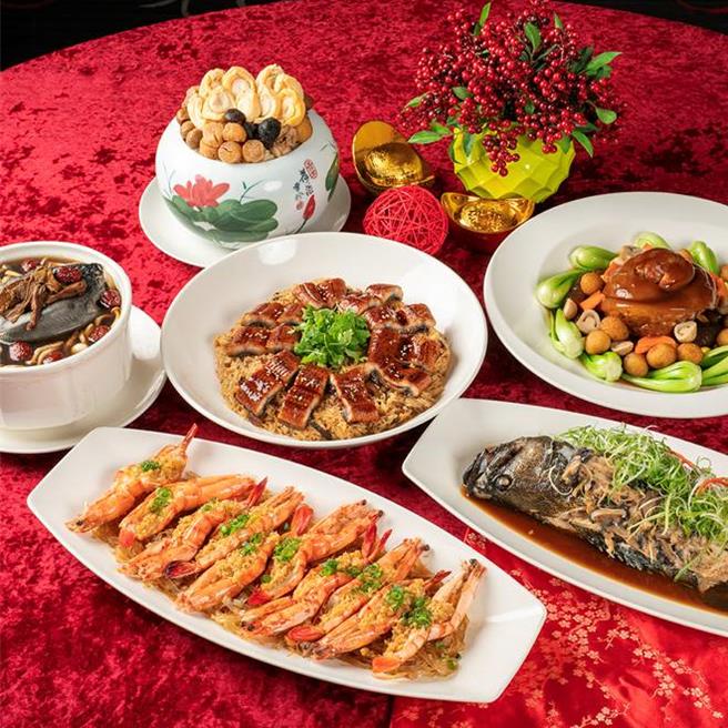 针对小家庭，福容桃园机捷A8店推出6道年菜套餐组10，880元，有一品干贝鲍鱼佛跳墙、古法冬菜蒸石斑、蒲烧香鳗蒸米糕等菜式。（福容大饭店提供）