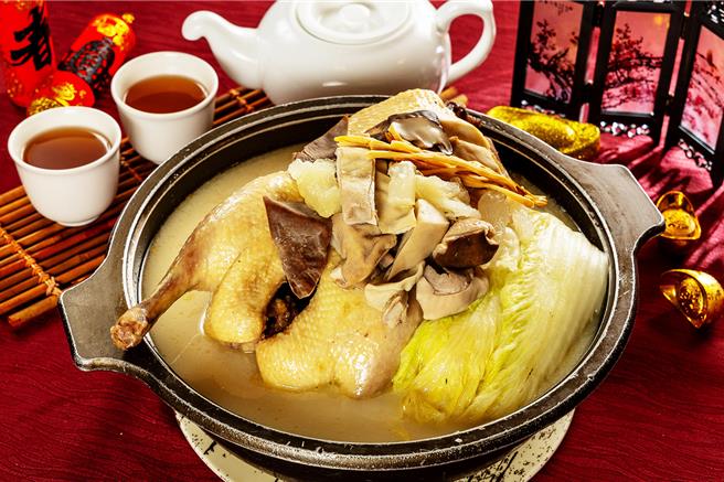 杨忠霖主厨承袭正统江浙菜烹调手法，推出做工不易的「古传老鸭煲」，汤底味浓而不腻，鸭肉绵密软嫩。（福容大饭店提供）