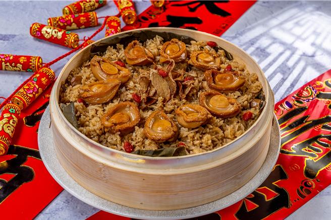 福容淡水渔码店「鲍鱼麻油鸡米糕」松软米饭吸满鸡汁，搭配鲜美鲍鱼以及麻油香气，口感层次丰。（福容大饭店提供）