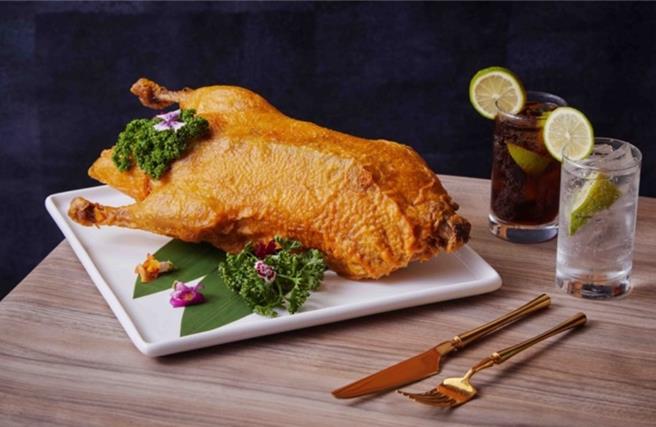 福容高雄店「黄金香酥鸭」以12味中药腌制12小时后炸至金黄色，皮酥肉嫩，香味四溢。（福容大饭店提供）