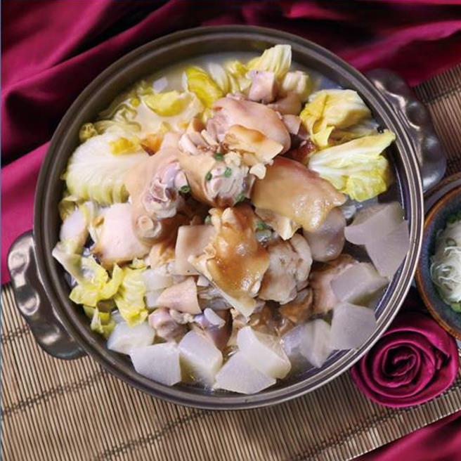 长辈最爱的「响螺高丽菜酸猪脚锅」，鲜甜酸脆的高丽菜搭配丰富胶质的Q弹猪脚，汤头温润不腻。（福容大饭店提供）