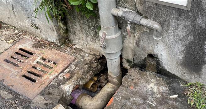 环保局查获某丝织厂放流口排放红色废污水。（新北市环保局提供／刘玮晴新北传真）