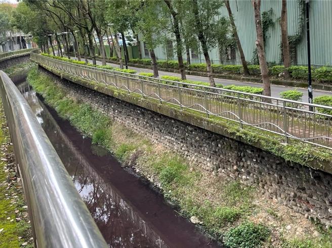 土城区中央路三段281巷附近大安圳水色呈红褐色。（新北市环保局提供／刘玮晴新北传真）
