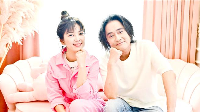 翁钰钧日前拍摄新歌MV邀来江国宾合作演出。（三立艺能提供）