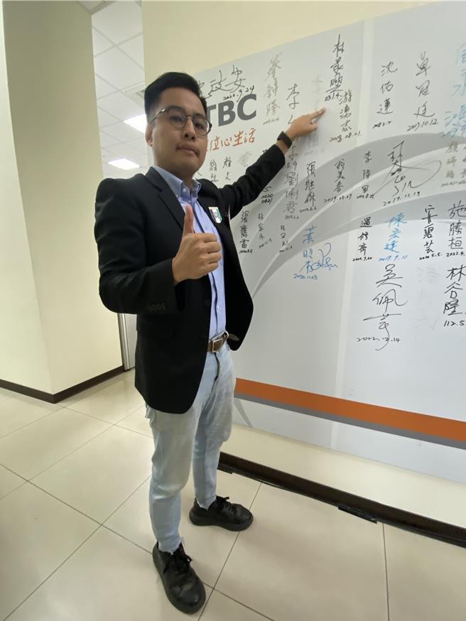 中七选区立委候选人政见辩论4日在群健有线电视预录，国民党候选人林家兴，对公证人提问感到切合时事。（冯惠宜摄）