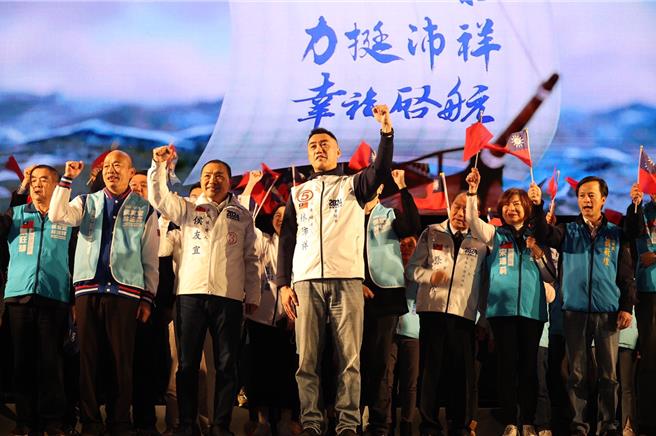 国民党总统候选人侯友宜（前左2）与基隆市立委候选人林沛祥（前左3）共同出席4日晚间举办的造势大会。（张志康摄）