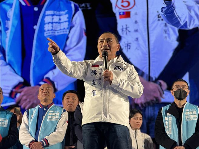 国民党总统候选人侯友宜（前中）4日晚间来到基隆，谈到他遭民进党抹黑，说他与黑金站在一起，他认为是对他最大的污辱。（张志康摄）