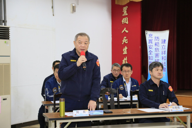 新北市警局局長特地到海山分局叮嚀出勤同仁。（翻攝畫面）