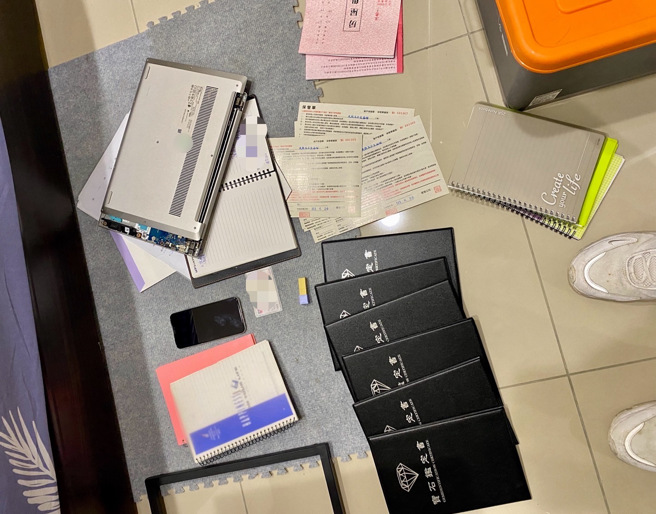 海山警方破獲詐騙集團逮5人並起出犯案證物。（翻攝畫面）