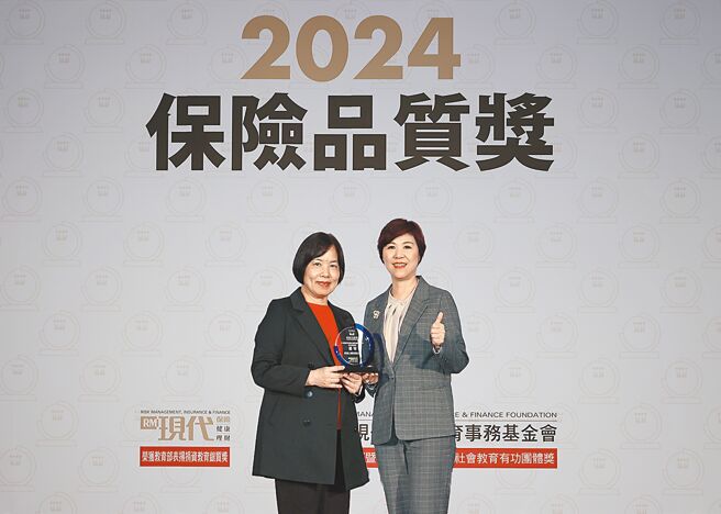 保诚人寿荣获2024保险品质奖「知名度最高」、「最值得推荐寿险公司」，总经理王慰慈代表领奖时表示，感谢消费者对保诚人寿的肯定。图／保诚人寿提供