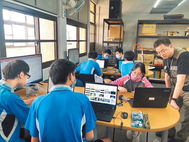 让教育精致化，基隆市政府宣布将市立高中每班人数调降为30人。（基隆市政府提供／张志康基隆传真）