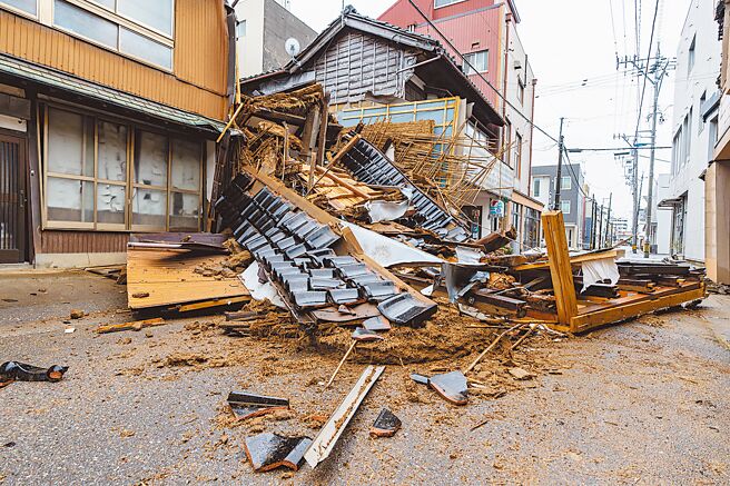 日本能登半岛1日发生芮氏7.6地震，由于72小时「黄金救援时间」将届，消防队和自卫队人员正倾全力抢救受害者。图为日本石川县七尾市一处因地震倒塌的房屋。（新华社）