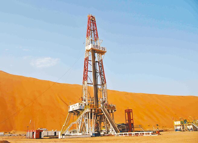 中國民營煉油龍頭榮盛石化2日公告，將與沙烏地阿拉伯石油巨頭「沙烏地阿美」簽署《諒解備忘錄》，擬交叉持股對方煉油廠。圖為2015年8月14日，中國石化中原油田位於沙烏地阿拉伯沙漠腹地的石油鑽井平台。（新華社）