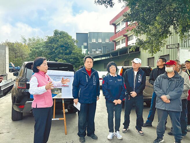 台中市神冈区三角里桥梁老旧且过低阻水路，国民党立委杨琼璎（左）及市议员罗永珍（左三）3日偕同相关单位会勘。（杨琼璎办公室提供／张妍溱台中传真）