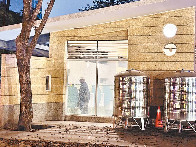 高雄「凤山光之季」热闹展开，成功吸引大量游客涌入赏灯，但国民党籍高市议员李雅静却发现大东公园的公厕沦为「赏鸟」圣地，墙面大玻璃让外界能清晰窥见民眾如厕情景。（洪浩轩摄）