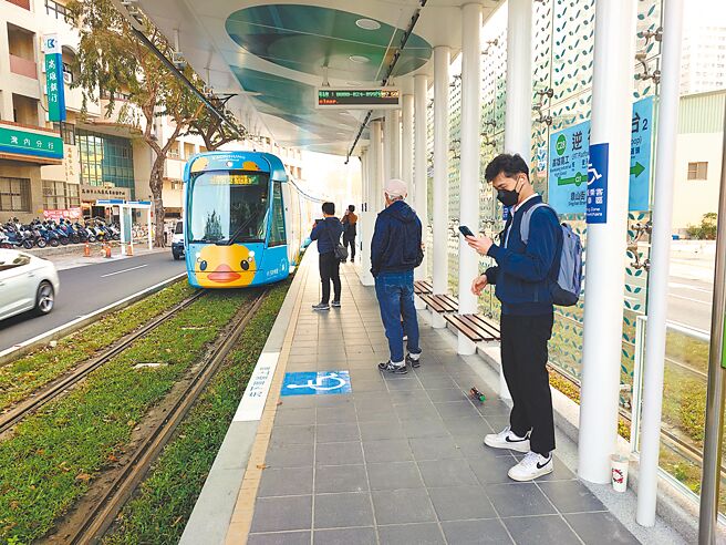 高雄輕軌成圓後於2日首遇工作日，最後通車的大順路段已湧現不少通勤人潮，在學生放學尖峰時段出現爆滿上不了車狀況，因此出現加密班距呼聲。（任義宇攝）