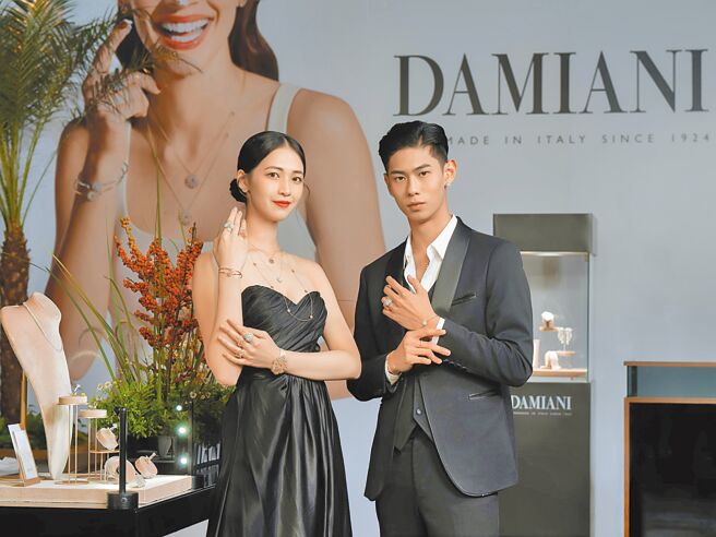 伊林名模瞿家新（右）、蔡筠絜展演DAMIANI的Margherita瑪格麗特系列珠寶，開春穿戴珠寶走秀，更添好兆頭。（DAMIANI提供）