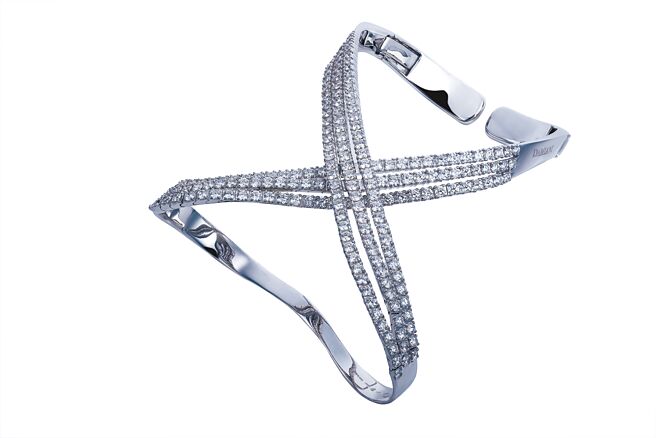 DAMIANI大師系列Legame白金鑽石手掌環，373萬元。（DAMIANI提供）