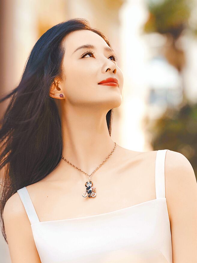 Qeelin代言人劉詩詩佩戴經典Wulu系列珠寶。（Qeelin提供）