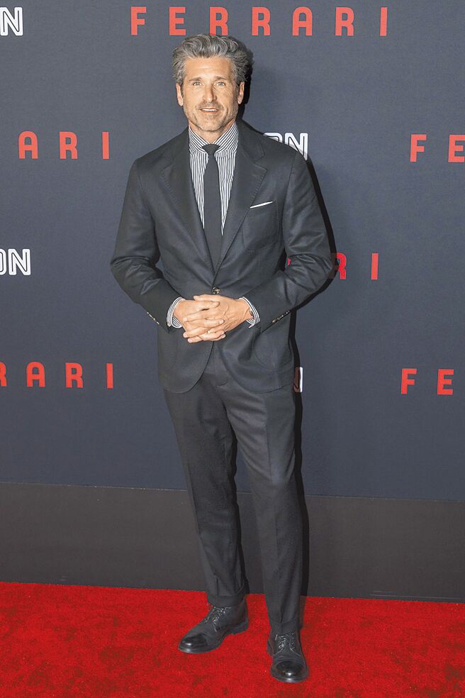 派崔克丹契出席《法拉利》洛杉矶首映，身穿Brunello Cucinelli西装，帅气迷人。（美联社）