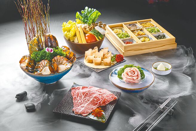 「匠極緻鍋物」主打活體龍蝦四食與日本和牛，海陸頂級食材主攻高端火鍋市場。（新天地餐飲集團提供）