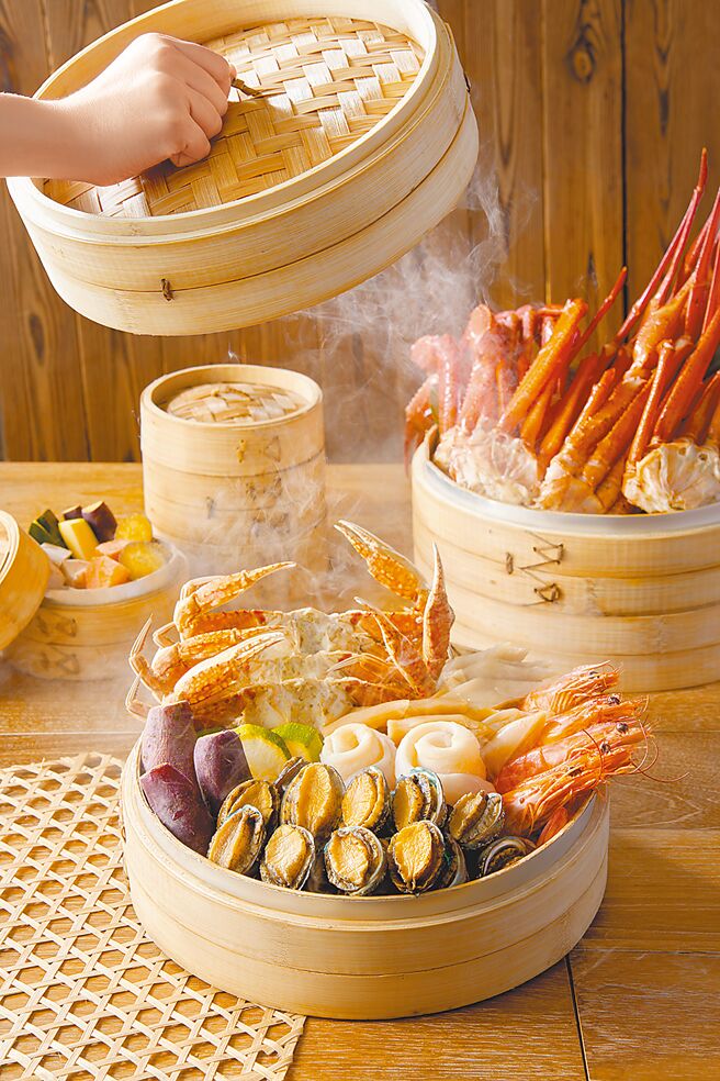 「蒸鮮鍋物祭」可大嗑清蒸時令蟹身、象牙蚌以及鮮魚捲等新鮮漁獲的原汁原味，周末加碼松葉蟹腳無限供應。（台北國泰萬怡酒店提供）