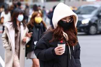 明再探10度以下！2波東北季風濕冷 投票日天氣出爐