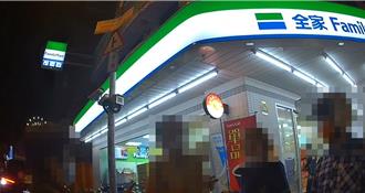 赤裸男頂寒風遊蕩擾路人 見家人來情緒激動竟做這舉動