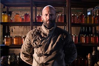 傑森史塔森化身《蜂刑者》 不惜一切守護遭惡勢力侵蝕的「蜂巢」