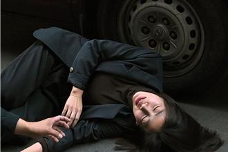 女星得流感高烧39.4度 赶回棚内拍戏「车内昏迷」