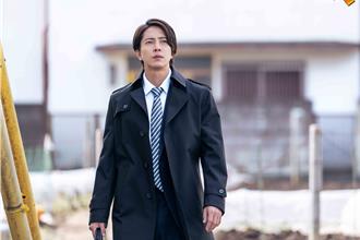 山下智久「即時翻譯」暖撫滯日旅客 新戲帥臉遇襲抖M屬性覺醒