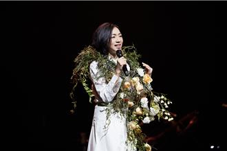 萬芳唱一半陶醉熱舞 金曲歌王驚喜上台狂讚：電臀很有力