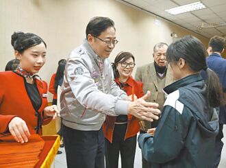 桃园 爱心校董发红包 337学子受惠