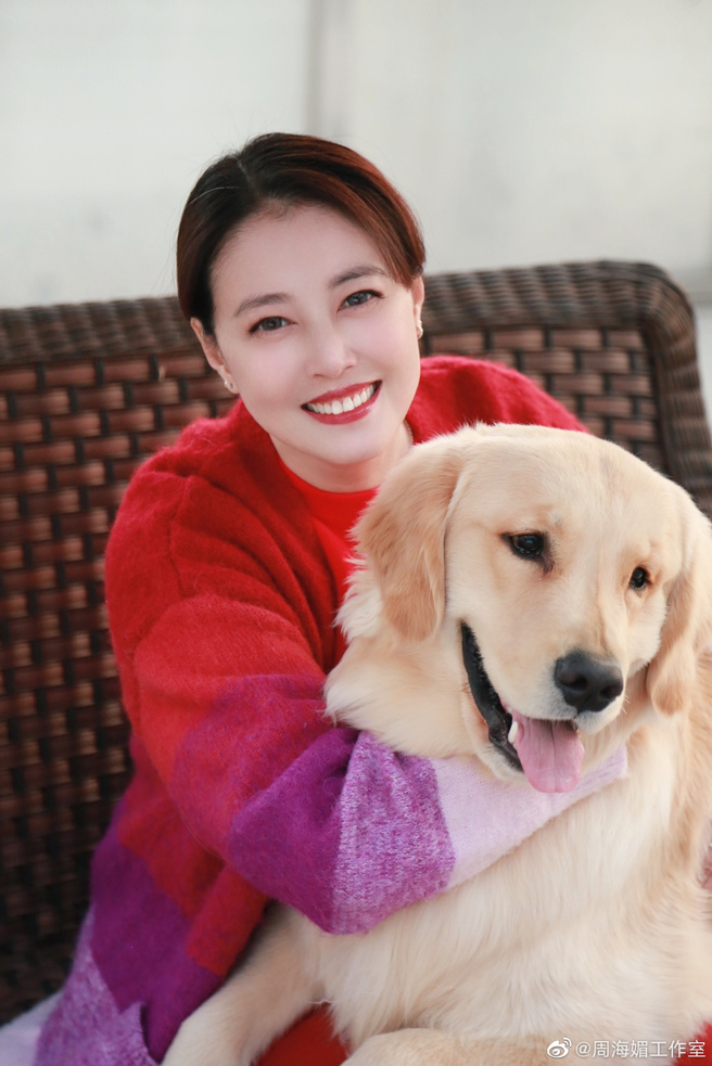 周海媚生前和周六六合照。（图／微博@周海媚工作室）