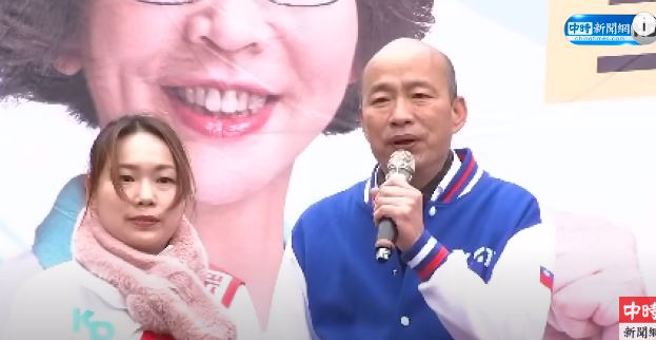 韓國瑜披藍袍陪民眾黨小雞車掃。(取自中時新聞網影片)