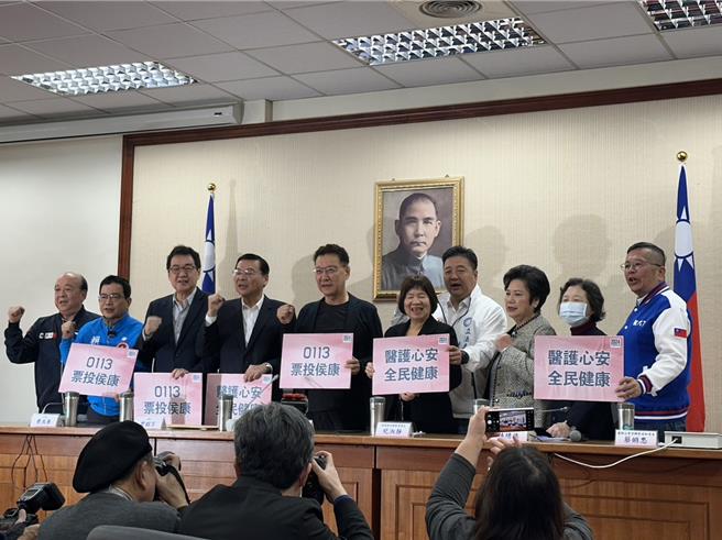 国民党副总统候选人赵少康今(5)日上午在立法院召开记者会，宣布当选后将提高「急性病床」和「特殊病床」护理人员薪资每月1万元。（杨亚璇摄）