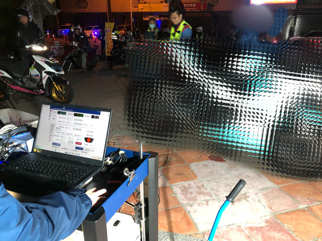 台中市第三分局3日会同环保局、监理所执行联合稽查，针对改装违法汽机车排气及噪音开出15张罚单，其中1辆黄牌重机发生扰人噪音，7个月内已经被通报5次，警方当场开罚并限期改善复验合格。（警方提供／王煌忠台中传真）