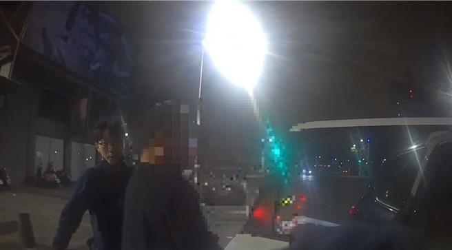 謝男酒後上路，最後只能上警車訊後將移送。（翻攝照片／洪靖宜高雄傳真）