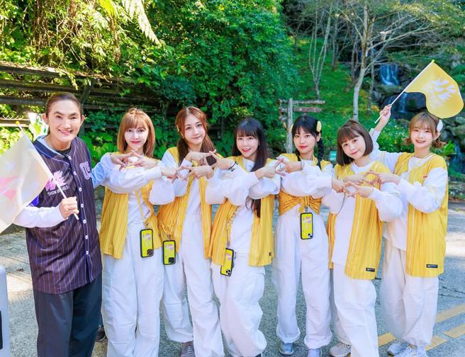 于齊薇（左三）錄《炸裂吧！女孩》，被大型機器砸中頭。（圖／于齊薇臉書）