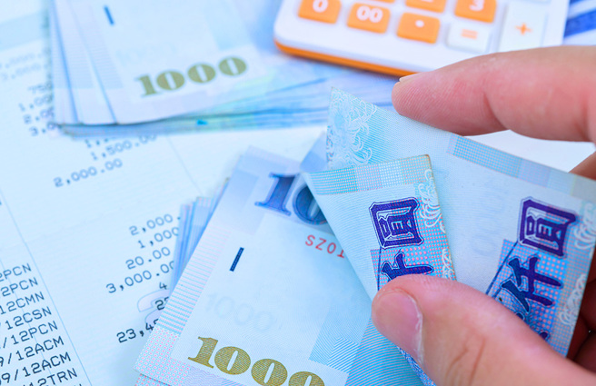 巨蟹、金牛、處女和水瓶座很會賺錢，年終也不少，但一講到花錢就會精打細算，絕不花冤枉錢。（示意圖／達志影像）