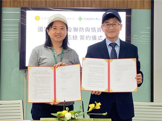 秀傳執行長黃靖媛（左）與彰化縣調查站主任徐國楨（右）5日簽署「國家資通安全聯防與情資分享合作備忘錄」合作備忘錄。（秀傳醫院提供／孫英哲彰化傳真）