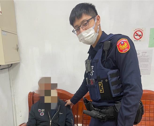 在員警親切問候下老翁瞬間淚崩，也配合員警回到派出所，通知家人來帶回就醫。(新北市三峽警分局提供／劉瑋晴新北傳真)