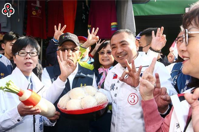 民進黨信賴之友會，蘆州區水河里里長蘇雅祺（左一）現身與侯友宜同框，被外界解讀為侯拔樁成功。（鄧博仁攝）