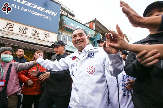 侯友宜上午在蘆洲掃街，沿路受到支持者熱烈歡迎。（鄧博仁攝）